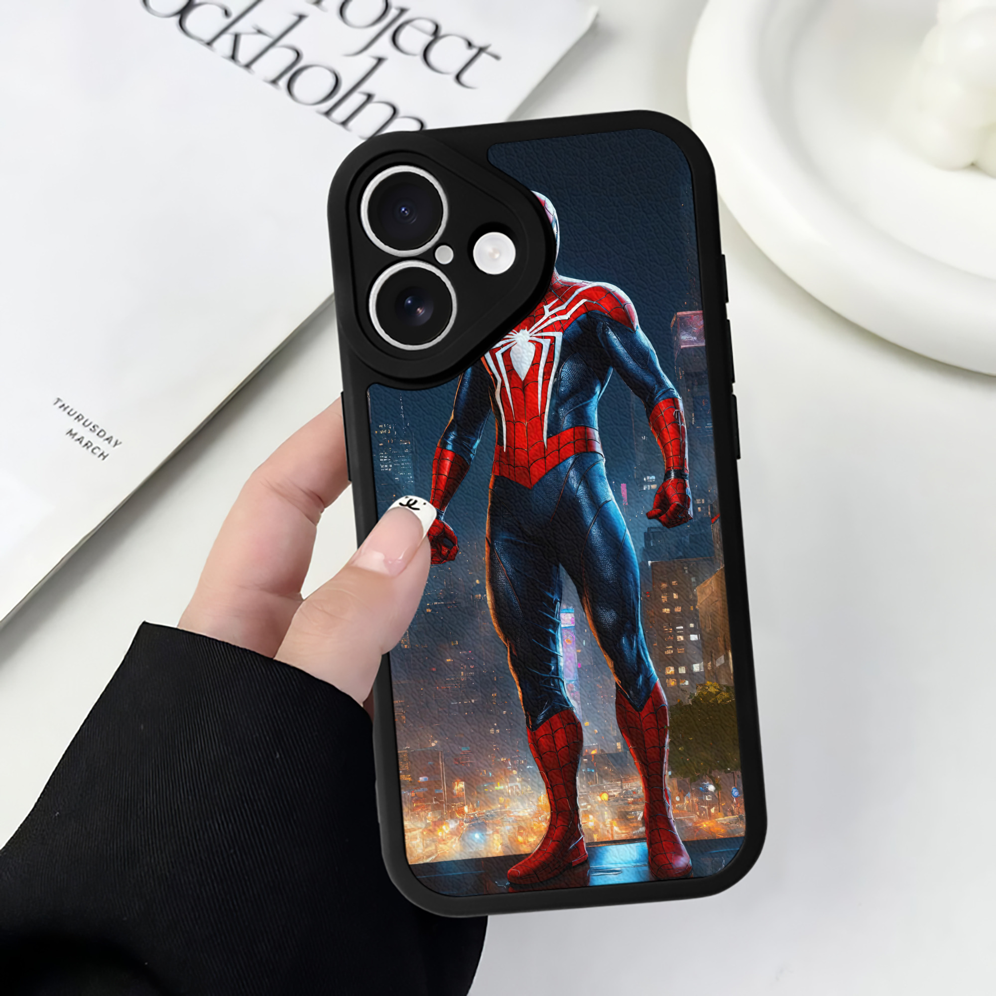 （画像用） Spider Man スパイダーマン 【iPhone 16シリーズ対応】シリコンスマホケース（レザー調） 材質：シリコン